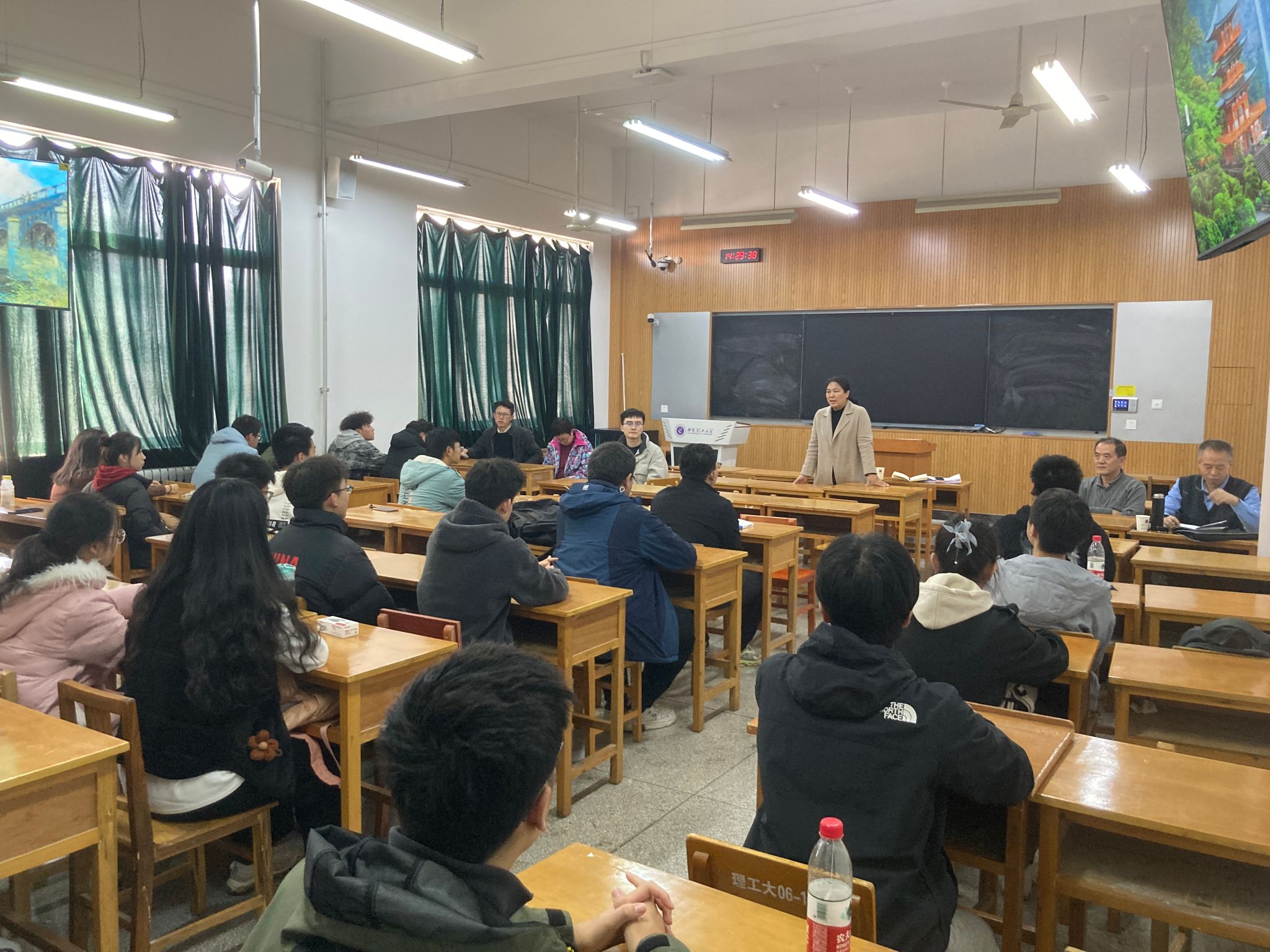 英国上市公司365召开大一、大二员工座谈会